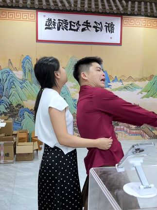 两公婆配合好搞笑啊身边有了臭味道了 #好物推荐分享@新仔夫妇