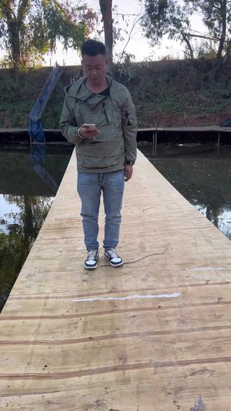 情人节你们咋个过^_^我一个人过#非要问人家伤心事^_^农村搞笑视频