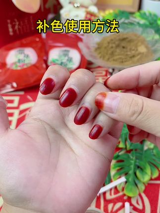 指甲不好上色的姐妹,我们可以借助双面胶这样#湿包 上色更好,也不会染肉哦#指甲粉的使用方法