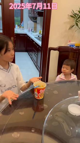 朵拉阿姨带彤彤学主播😀😀