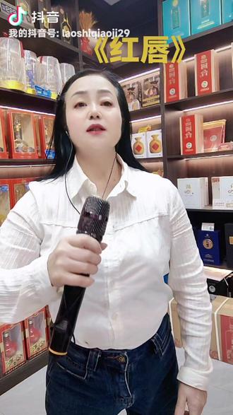 #《红唇》是一首充满诗意与情感深度的歌曲。
表达了爱情中的甜蜜与苦涩,相聚与离别。