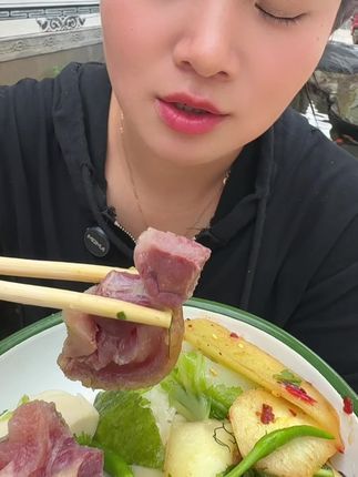 猪脚都给你切好了,我就想知道,在你心目中,我不是是最漂亮又体贴的人?#我的乡村生活 #美食 #吃货的世界唯有美食不可辜负 #美食解压 #美食烹饪