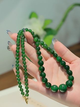 奢雅之选 | 碧玉圆珠塔链💖 碧玉圆珠塔链,绿意幽然,温润似玉中精灵。#天然碧玉 #塔链 #和田玉 #珠光宝气 #中秋佳礼