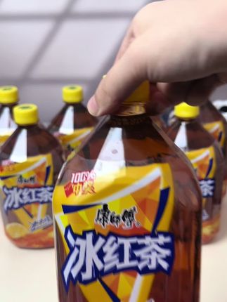 哇塞,康师傅冰红茶,这个羊毛也太卷了,这个价直接爆走一大箱,每瓶足足两斤重,这价格谁看了不心动啊。新鲜柠檬撞上醇厚红茶,微酸,裹着茶香在舌尖炸开,酸甜交织的清爽直头喉咙冰镇过后,一口下去,巨清爽好喝。趁划算,赶紧多囤几箱。#强烈推荐 #冷饮 #网红饮料 #种草 #健康饮食