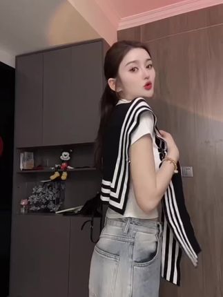 #好物推荐 百搭衬衫女士针织条纹披肩外搭洋气高档2025年新款坎肩女款爆款#披肩 #坎肩 #条纹针织披肩 #衬衫披肩