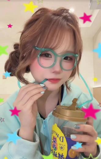 发明这个眼眶吸管的人真是个天才!#眼镜吸管 #喝水神器 #玩个很新的东西 #搞怪日常 #大学生
