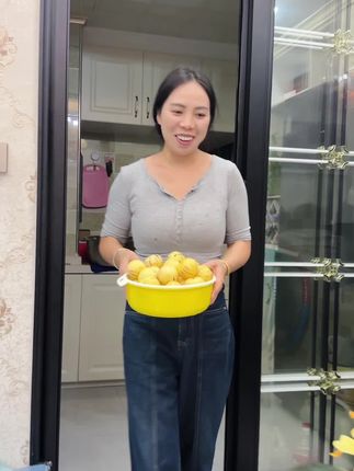 今天弟媳来我家,又送花又送菜,实在没什么招待她,就这个来招待她#记录真实生活