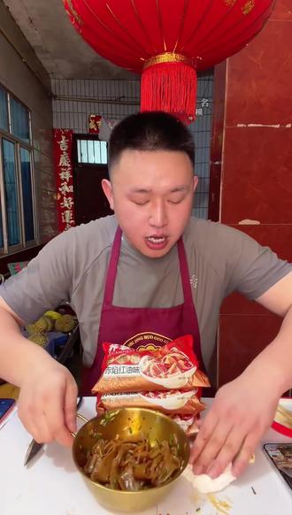 坤坤亲测超级好吃的荞麦凉皮,Q弹爽口,汤汁醇香浓郁,好吃划算!#名模坤 #荞麦凉皮 #凉皮