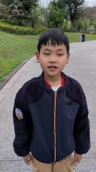 #记录孩子成长的点点滴滴 #创作者中心 #创作灵感
#用镜头定格春日的美景 春风一吹,万物可爱。
兄妹俩走进大自然,
用一篇《找春天》,
遇见最温柔的春光