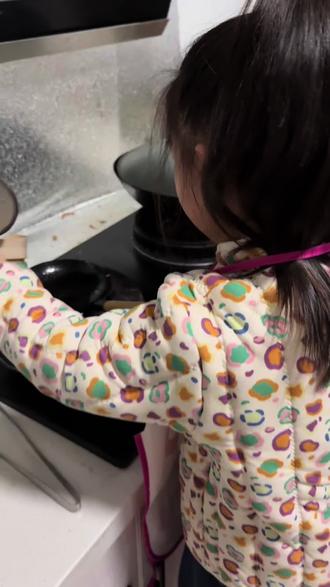 记录大瑶姐第一次之荷包蛋
#宝宝做饭 #煎鸡蛋