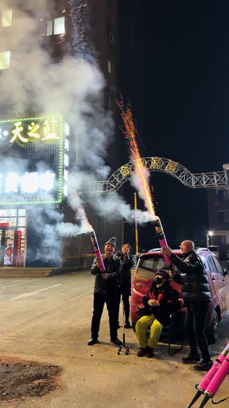 爱是陪伴,人生没有完美的幸福,但有知足的快乐!一家人在一起,手持加特林放烟花,乐在其中,这就是最好的新年礼物。#过年 #烟花 #加特林烟花