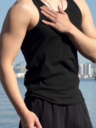 一件背心,做好展示面#好身材练起来 #健身房日常 #背心穿搭 #型男必备 #好身材