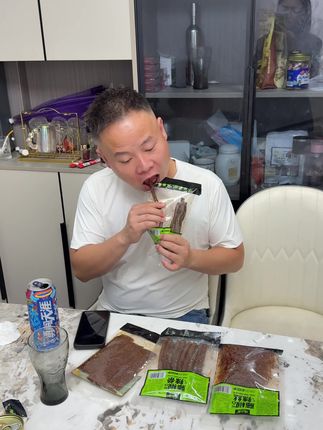 这个馋小乖的藤椒辣条巨好吃,小时候的味道。#强烈推荐 #零食