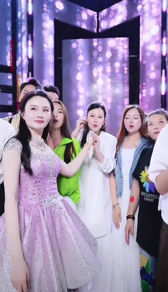 贵阳二小姐和9962还有徒弟们合唱🎤最后给9962唱哭了 #唱歌 #贵阳二小姐 #粉丝 #大舞台