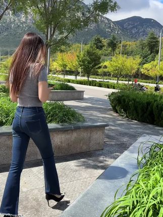 我只在乎我的感受 与其浪费 不如多爱自己一分#穿搭#牛仔裤#高跟鞋#女骑#摩托车