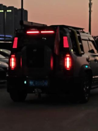 改装了爆闪尾灯,行驶在路上回头率直线飙升!辨识度也是杠杠的!~#旅行者 #山海T2 #旅行者改装 #爆闪尾灯 #国产车颜值天花板