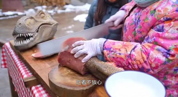 村里吃大餐!#搞笑 #美食#记录生活#恐龙 #东北美食