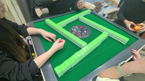 新年快来跟你的好朋友玩不一样的麻将吧
#麻将 #麻将治百病 #麻将新玩法 #真实生活记录 #dou+上热门