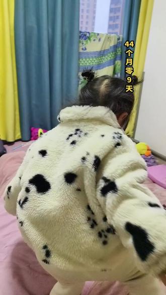 小柚子早上起床没哭,不哭圣诞老爷爷就会给小柚子送圣诞礼物,你看小柚子多开心。#记录宝宝成长的每一天 #快乐的小柚子 #小可爱上线 #平安夜快乐 #圣诞节礼物