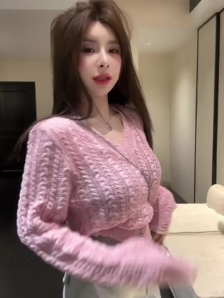 早秋必备修身针织衫!细腻针织勾勒优雅线条,单穿温柔内搭显瘦,搭配半裙通勤约会都好看~简约设计自带高级感,轻松穿出好气质✨ #高质感穿搭 #气质穿搭 #一衣多穿通勤版 #早秋韩系穿搭合集 #时尚女装穿搭指南