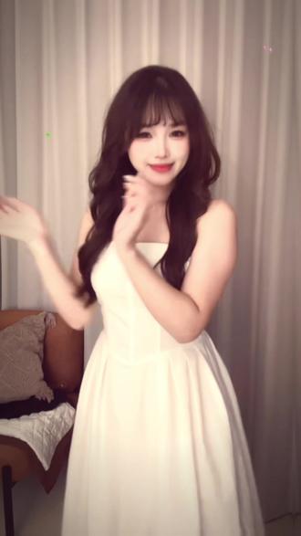 当pyq发了… #鞠婧祎 #芜衣摇 #手势舞 #珠满摇