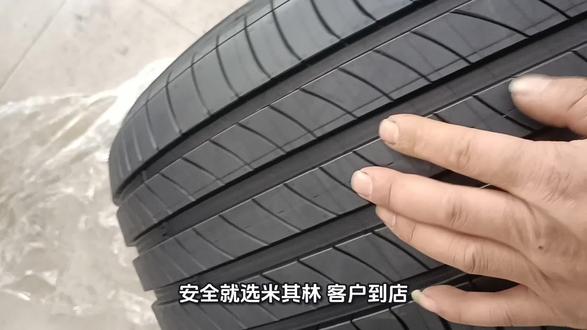 #安全就选米其林#
客户到店,选购2454518
米其林浩悦4(PRIMACY 4)高端舒适轮胎,搭载EverGrip技术,排水空间提升50%,湿地抓地力强,刹车距离短 。第二代静音肋条设计,有效降低胎噪,驾乘静谧 。高性能橡胶配方,耐磨耐用,从新到旧安全始终,家用轿车优选 。
