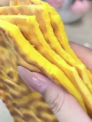 国王力荐纯虎皮蛋糕片来袭!全蛋黄活面工艺打造细腻香甜口感,0反式脂肪健康美味,高品质甜品邀您尝鲜。 #健康甜品 #纯虎皮蛋糕 #全蛋黄制作 #0反式脂肪 #美味高品质