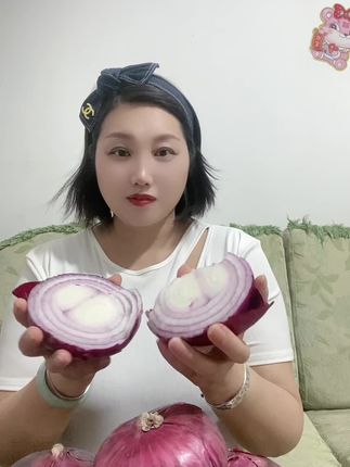 你吃过这么好吃的洋葱吗?它就是来自山东的水果扁洋葱,它的口感吃起来是又脆又甜的,而且微微有点辣味,真的太好吃了,喜欢的朋友赶紧来尝一尝吧!#洋葱 #水果洋葱 #好吃到停不下来