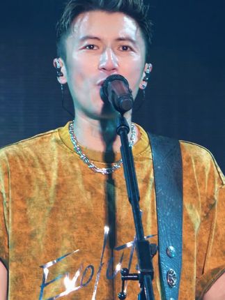 只要在为你再活一天 来听更多无损版歌曲 #谢霆锋广州演唱会 #谢霆锋演唱会 #谢谢你的爱1999