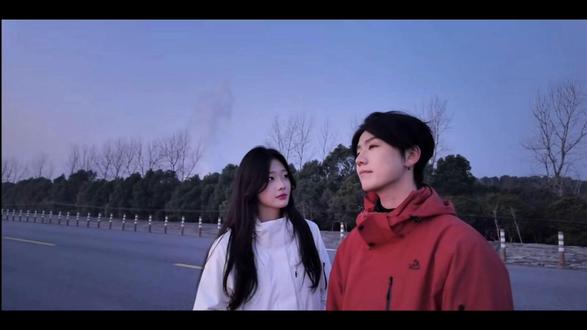 《恋雪纪2》中57分20秒出现了这一幕,不管是真假,那个十八岁男孩子看到这个车牌不“自卑”但是这就是现实,哪喜欢还有什么用呢? #恋雪纪 #人穷不恋富家女