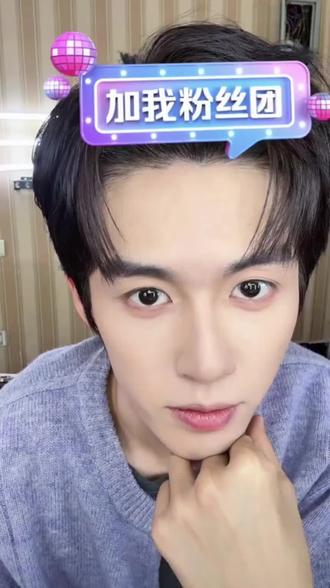 致@刘宇航-Rain :
杀青快乐!
这段日子,所有人都知道你有多辛苦。剧组每天一起熬大夜,甚至凌晨五六点才收工,短暂休息后下午又要接着出工,连轴转的疲惫我们都看在眼里。可你每次直播,从来都把这些辛苦藏起来,总笑着说自己不困,从不将负面情绪展现给我们。直到这次,终于从你口中说出困和累,此刻我反而觉得,你离我们更近了,也更真实、更让人心疼了。
其实我根本不敢看那些路透,不敢看你淋着雨躺在冰冷地上拍戏的样子,只是悄悄看着,眼泪就忍不住掉下来。都说凌晨的雨很冷,可再冷,大概也比不上你在这个冬天剧组里受的苦。
我想你从来都不是突然成为我喜欢的人的,你也默默摸爬滚打、一步一个脚印走来,才被我好好看见。这一路,你一句苦都没喊过,可所有付出的汗水和偷偷落下的眼泪,我都默默记在心里。我不愿看到你受苦,只想让你成为最幸福的人,我想以后你都会被爱和幸福包围。
谢谢你,一直那么坚定、那么温和,你的存在,就是在治愈我。谢谢你的努力,谢谢你让大家变得幸福起来。镜头前永远笑着的你,未来的路,一定会光明灿烂,你只管一路向前,不必回头。我永远偏向你、偏爱你,从我们相识的那天起,一直,永远。
再次祝你杀青快乐,只愿你所有的坚持与付出,都能被看见、得到应有的回报。最后,祝你假期快乐。希望你这次可以真的放下一切,好好休息,好好睡觉,好好吃饭。
我们年后再见。
#刘宇航 #宇你一起 #向全世界安利刘宇航 #情深相爱时 #杀青