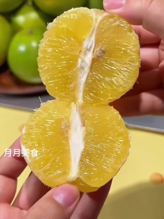 就这个绿了吧唧的云南冰糖橙,吃起来纯甜无酸,果肉细腻无渣,汁水丰富,一口下去简直了#水果 #冰糖橙 #哀牢山冰糖橙 #云南冰糖橙 #橙子