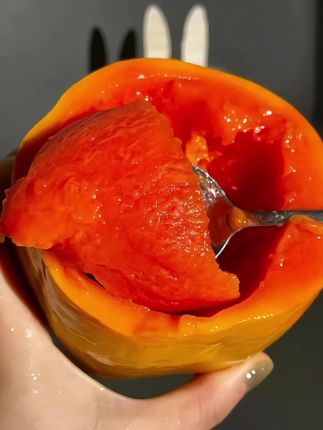 红心牛奶木瓜!!新鲜甜蜜的红心牛奶木瓜~圆润饱满,轻轻剥开果肉红到像自带滤镜弯咬下去清甜如蜜还超水润,自然奶香萦绕舌尖,连皮都薄到可以忽略!轻咬一口,细腻软糯果肉在嘴里化开甜度恰到好处,既不会甜得发腻,又能让每一个味蕾都沉浸在甜蜜之中!还没吃过的一定要买来尝尝!#谁懂这一口的好吃程度#红心木瓜 #牛奶木瓜#木瓜#舌尖上的美食