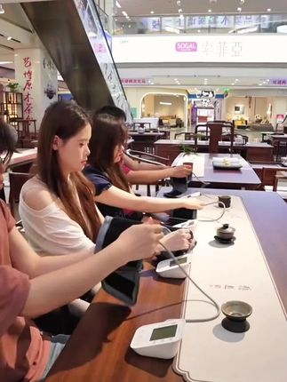 联想臂式电子血压计血压测压仪家用臂式电子血压计精准测量家用官方正品语音测量血压器老人家用血压计