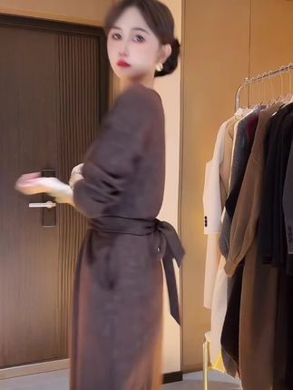2025年新款秋冬时尚高级感显瘦连衣裙#美了美了 #女人味十足 #显瘦显高显腿长 #气质连衣裙 #时尚穿搭 @抖音小助手 @巨量千川 @抖音创作小助手