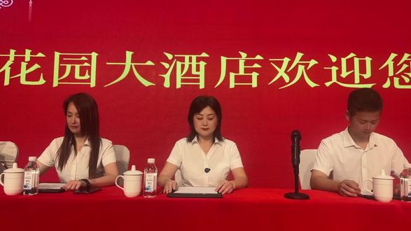 政务会议主席台上的位置摆法!(话筒忘了摆正)