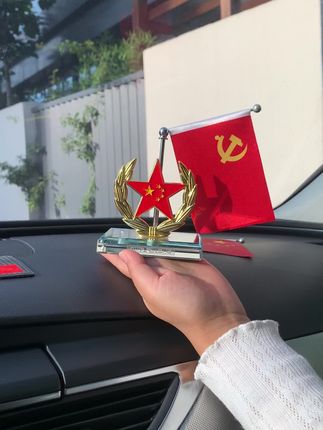 如果颜色有信仰那一定是中国红,不管你是放在车里还是办公室里都好看。#红旗摆件#汽车用品#办公室摆件