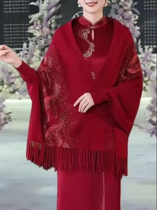 💃【喜庆红中式套装+流苏披肩】 婚礼、喜宴必备款!正红色旗袍式上衣,精致刺绣点缀,贵气又显白~搭配同色流苏披肩,行走间流苏摇曳生姿,氛围感直接拉满~裙子剪裁利落,优雅又端庄,整套穿上,妥妥的优雅贵气范儿,轻松成为场合里的亮眼存在✨#时尚妈妈装 #国风古韵 #显瘦穿搭 #美出高级感 #爆款热卖中
