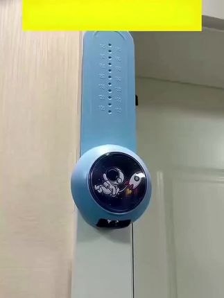 孩子不喜欢运动怎么办?快试试这个摸高跳训练器吧!它采用的是环保材质,没有异味,安全又耐用,而且还有1到100次的语音计数功能,可以激发孩子的挑战欲望。16个档位的高度调节设计,无论高矮胖瘦都能用,有了它,再也不用担心孩子不爱运动了。