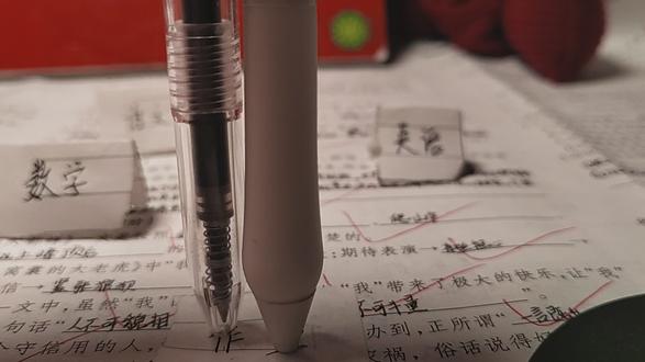 上学哪有不疯滴!#笔踩着卷子踢作业