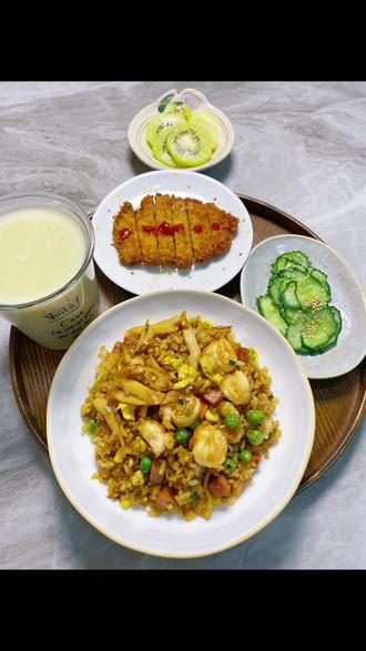 早餐吃什么 #真实生活分享计划 #初中生早餐 #交出你的蛋炒饭配方
一直记录吧 照片会记得🥰
今日份初中生早餐📝
🌸蟹柳虾仁炒饭
🌸炸猪排
🌸芝麻脆黄瓜🥒
🌸绿豆沙牛乳🥛
🌸猕猴桃🥝