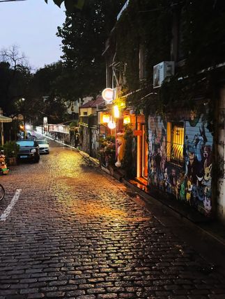 #国庆假期被安排明白了 雨天傍晚的青岛小巷有多浪漫#雨季 #天青色等烟雨 #老街 #青岛