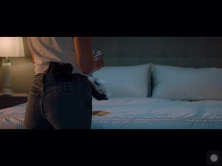 《艾娃》,冷艳飒爽的艾娃(杰西卡·查斯坦 Jessica Chastain 饰)出身名校,曾效力军队,她学业优秀,并且服役期间表现出众,可是情绪方面的不稳定又使她的人生之路充满波折。在过去的许多年里,艾娃受雇于一个神秘的杀手组织,她手法干练,冷峻无情,许多知名政经人士都成了她的枪下鬼。然而艾娃却又一再违反规定,询问刺杀目标被杀的原因,甚至因此导致行动出现意外。她的行为让管理层负责人西蒙(科林·法瑞尔 Colin Farrell 饰)大为光火,所幸一直以来如父如师的联络人杜克(约翰·马尔科维奇 John Malkovich 饰)护她周全。 直到某天,西蒙终于无法忍受艾娃的随性,他决定绕过杜克,清除掉这个不稳定的因素……#喜爱电影片段分享