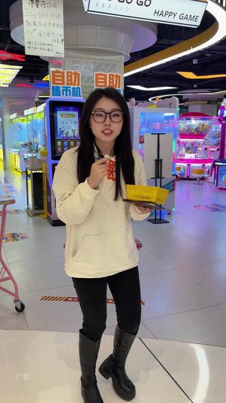 宝龙三楼潮好玩大福利!!19.9一百币!!199一千个币!!店里面好玩的很多~抓娃娃投篮 弯道飙车等等等等 ~还有交通小镇的小电车19.9一次,99十次,每次20分钟 大人陪同免费~#室内游乐场 #抓娃娃 #宝藏小城推荐官 #游乐场 #济源宝龙三楼潮好玩