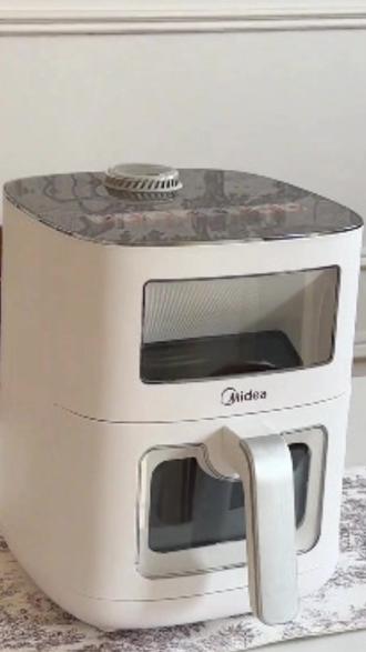 美的空气炸锅真的太好用了,它拥有上下双旋钮设计,可以同时设置温度和时间,让你轻松做出各种美食。而且它的内胆是不粘锅材质,容易清洁打理,无论是烤鸡翅还是烤蔬菜都很方便,只需轻轻一按就能开始烹饪,不用加油也能实现无油空气炸,快来入手一台吧!#空气炸锅 #空气炸锅美食