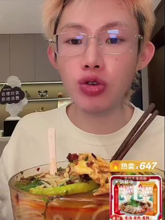 这碗水城羊肉粉分量十足,汤汁浓郁,配料丰富,每一口都超满足!#水城羊肉粉 #速食美食 #唤俊羊肉粉