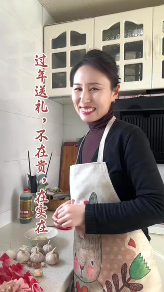 今年过年走亲戚,礼品都准备好了吗?听我一句劝,可别再瞎送了!咱别再拎这个饮料、那个核桃露,还有那些杂牌酸奶了。看着一大箱,其实一点不实用。现在人都讲究健康,甜的、腻的不敢吃,最后全放过期,钱没少花,结果全浪费了。
咱们送礼,就送点贴心、实用的。一袋好大米、一桶放心油、一袋白面,哪怕一提卫生纸,至少咱家里天天都能用得上。虽然不贵,但实在、暖心,用着舒心,这才是真正送到心坎里!你们说是不是这个理?#过年送礼