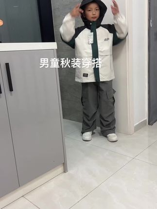宝宝们秋季怎么少得了这么件防风冲锋衣外套呢?#酷帅穿搭