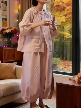 2025春秋睡衣女套装,美到心巴上! 谁能拒绝这套颜值与舒适双在线的睡衣套装!2025春秋新款长袖设计,兼顾时尚感与实用性,春秋穿不凉不闷,月子期穿也温柔适配。 灯笼袖自带慵懒氛围感,藏肉又显气质;经典条纹撞色耐看不挑人,领口袖口的蕾丝拼接超精致,细节处满是小心机。薄款面料亲肤透气,贴身穿软乎乎的,睡觉、居家都舒服到不想脱。 不管是日常宅家放松,还是产后需要舒适月子服,这套都能完美hold住,穿上它,连居家时光都变得优雅又精致!#每日分享 #家居服套装 #睡衣家居服 #家居服 #在家也要美美哒