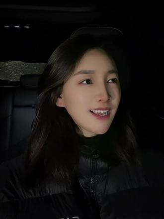 什么是恋爱脑?就是这人对你也很好,你对这个人的也挺好。他对你好的时候,你沦陷了,你付出的比他付出的多,一切以他为中心。你这个叫恋爱脑。但什么是脑瘫?我告诉你,就是你明知道这男的对你的不咋地,你还舍不得。你不仅舍不得,你还很纠结。你既想分,你又舍不得分,你还妄想苦苦维持这段关系,就好像别人给了你一嘴巴子,你还妄想去告诉他我没事,我不疼#恋爱脑 #情感共鸣 #内容太过真实 #真实生活分享官 #两性情感